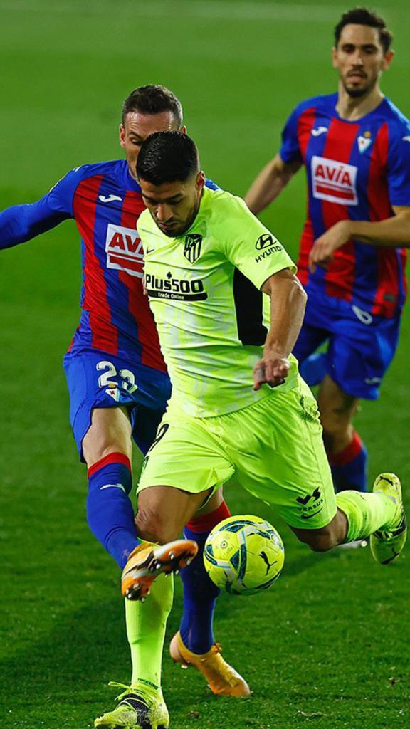 91minutosAtleti's tweet photo. Casi se parte la tibia el defensa del Eibar con la rodilla de Luis Suárez pero eh, que no es penalti... https://t.co/Q4MUvV6cF1