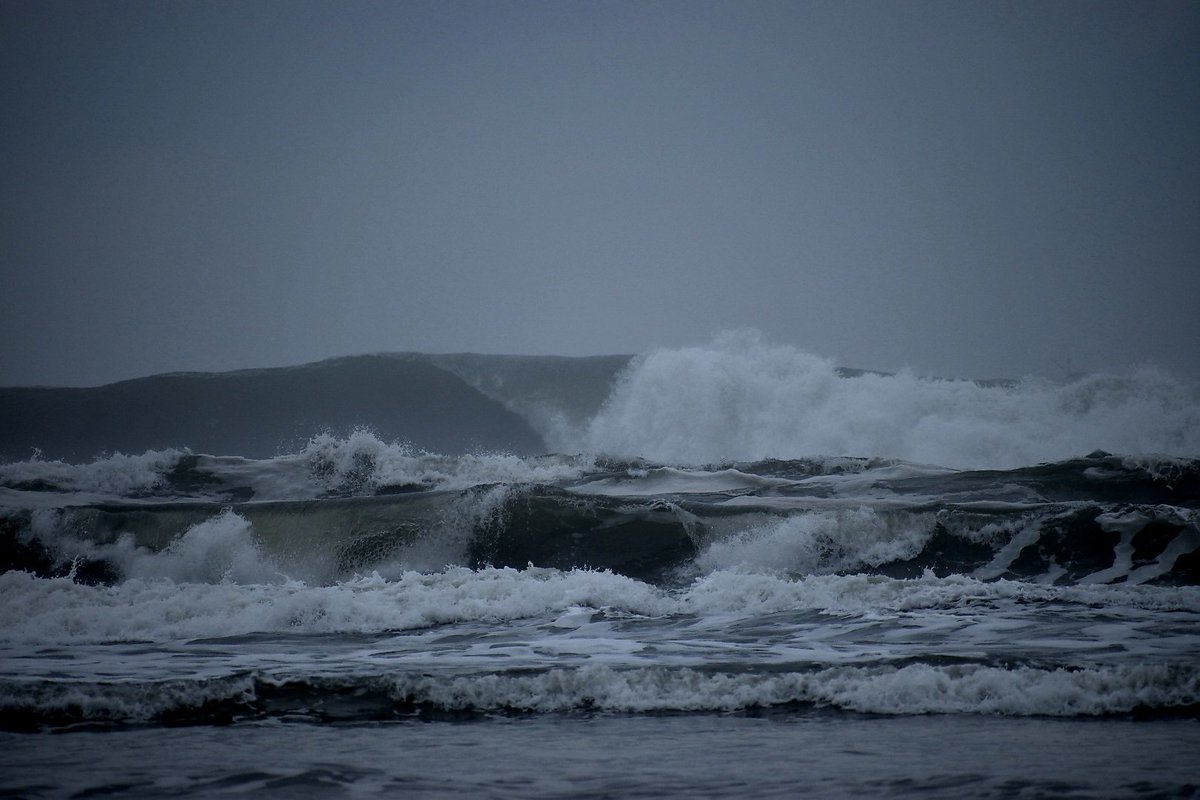 Rose07949977's tweet photo. I love it when the waves are furious during the winter it really brings the beauty out in it. https://t.co/2bVcZLmzpO