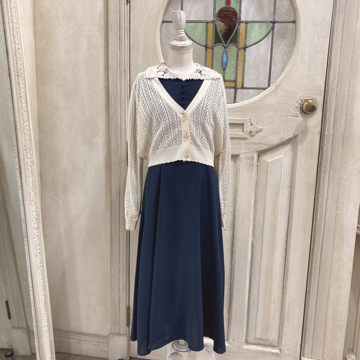 F I N T名古屋パルコ店 V Twitter おすすめコーデ 冬から着られるお色のワンピース 衿のレースとカーディガンの透かし編みで統一感もバッチリ 変形クレリックレース衿ワンピース 9 800 Tax 押し花釦透かし編みニットカーディガン 6 800 Tax