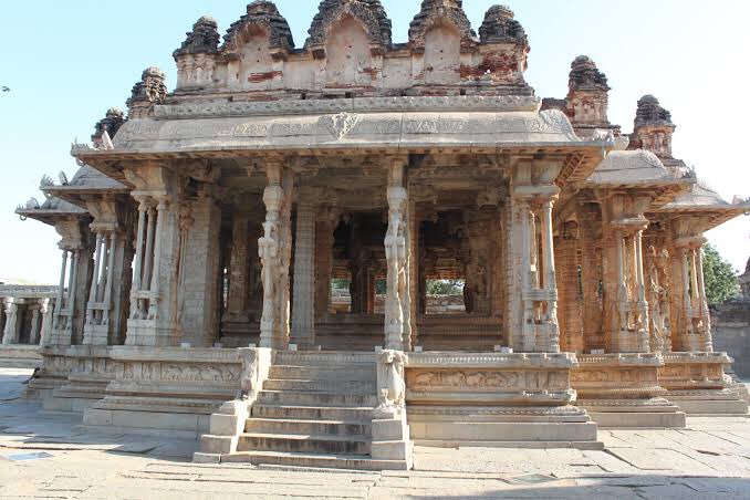 The temple is built in the Dravidian style of architecture. The artistic carving & magnificent architecture is unmatched from any other structure found in Hampi.The main attractions of the Vitthala temple are: