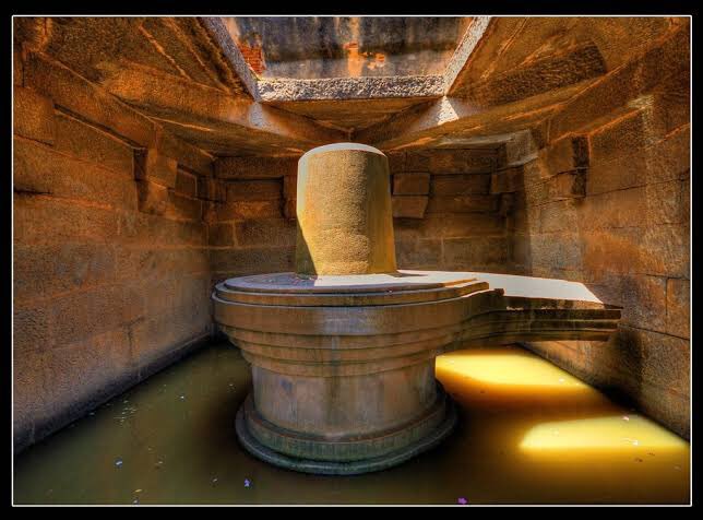 Its unique fact is that an ancient canal water flows around this temple regularly. There are three eyes engraved on this Linga, which represent 3 eyes of Lord Shiva. According to the devotees, the base of the Shiva Lingam here is submerged in water as