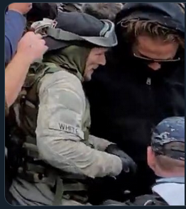 TwittsnTweets's tweet photo. #SeditionHunters For those playing along at home, here we see #RaybanTerrorist collaborating with #GoggleMan
As an aside, do you think his name is White or he is declaring his supremacy? https://t.co/suLOrVywam