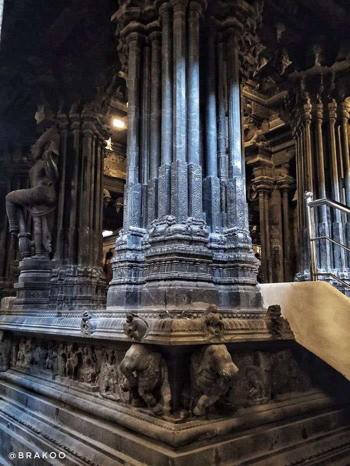 3. Musical pillar of Rang Mandap: Rang Mandap is one of the main attractions of the Vitthal temple. The huge pavilion is famous for its 56 musical pillars. These musical pillars are also known as SAREGAMA columns, indicating the musical notes emitted from them.