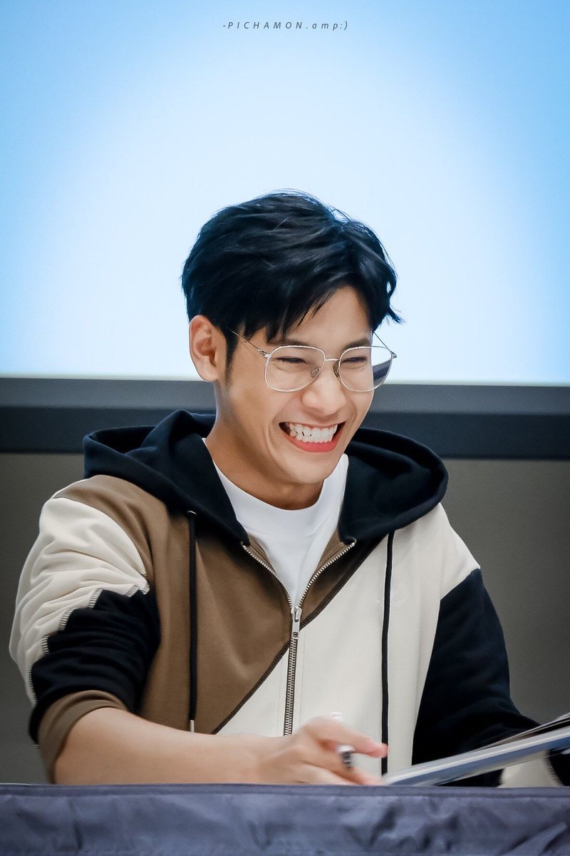 Ini kumpulan foto yang menurut gua singto gemes.Special tag  @_Neavy