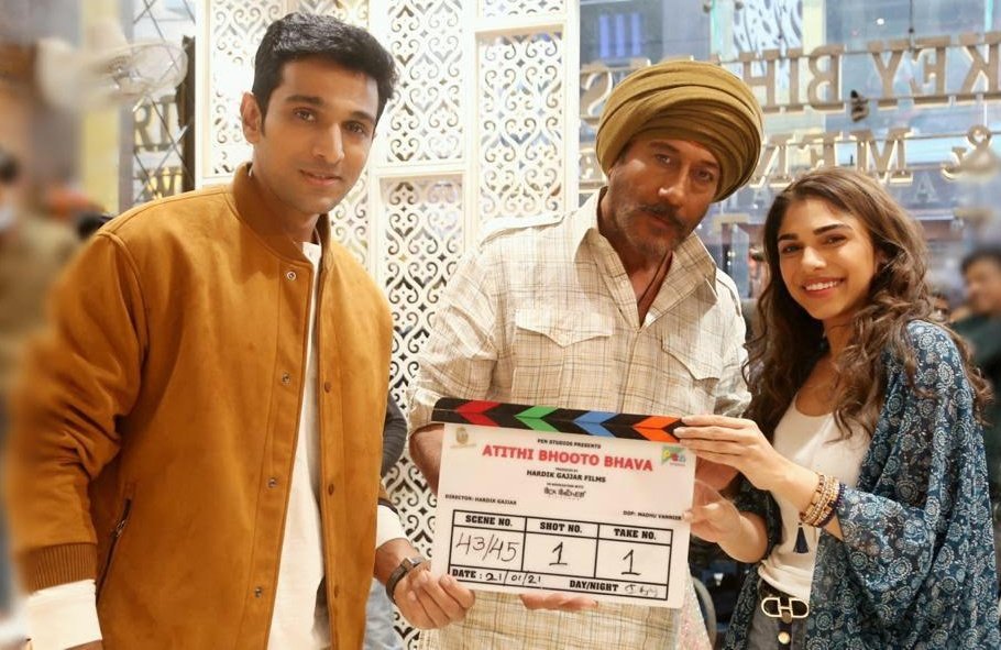 CineRanker's tweet image. #BRUpdates
#AtithiBhootoBhava shoot begins today starring #PratikGandhi #JackieShroff &amp;amp; #SharminSehgal. Dir by #HardikGajjar produced by @PenMovies.

#PriyanshuPainyulli's look as #GaganThakur from #RashmiRocket revealed!

#AapkeyKamreyMeinKoiRehtaHai is streaming now!