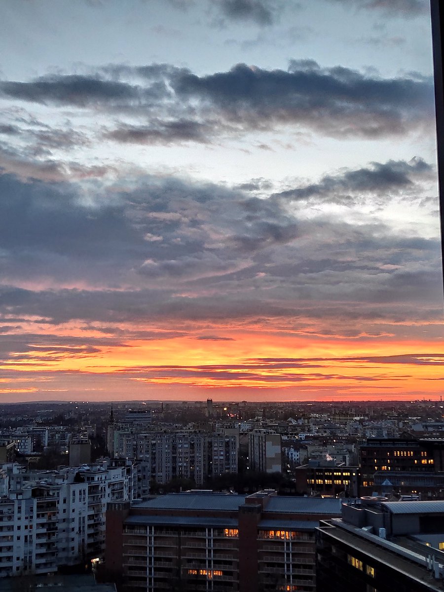 Good Morning! #atwork #InTheMorning #clouds https://t.co/x0s1dkKMFL