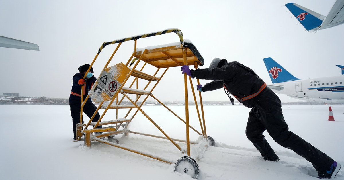 CSAIRGlobal's tweet photo. The snowstorm strikes hard, so, let’s work harder! #csairCamera #chinasouthern #csair https://t.co/0jqEKxucvw