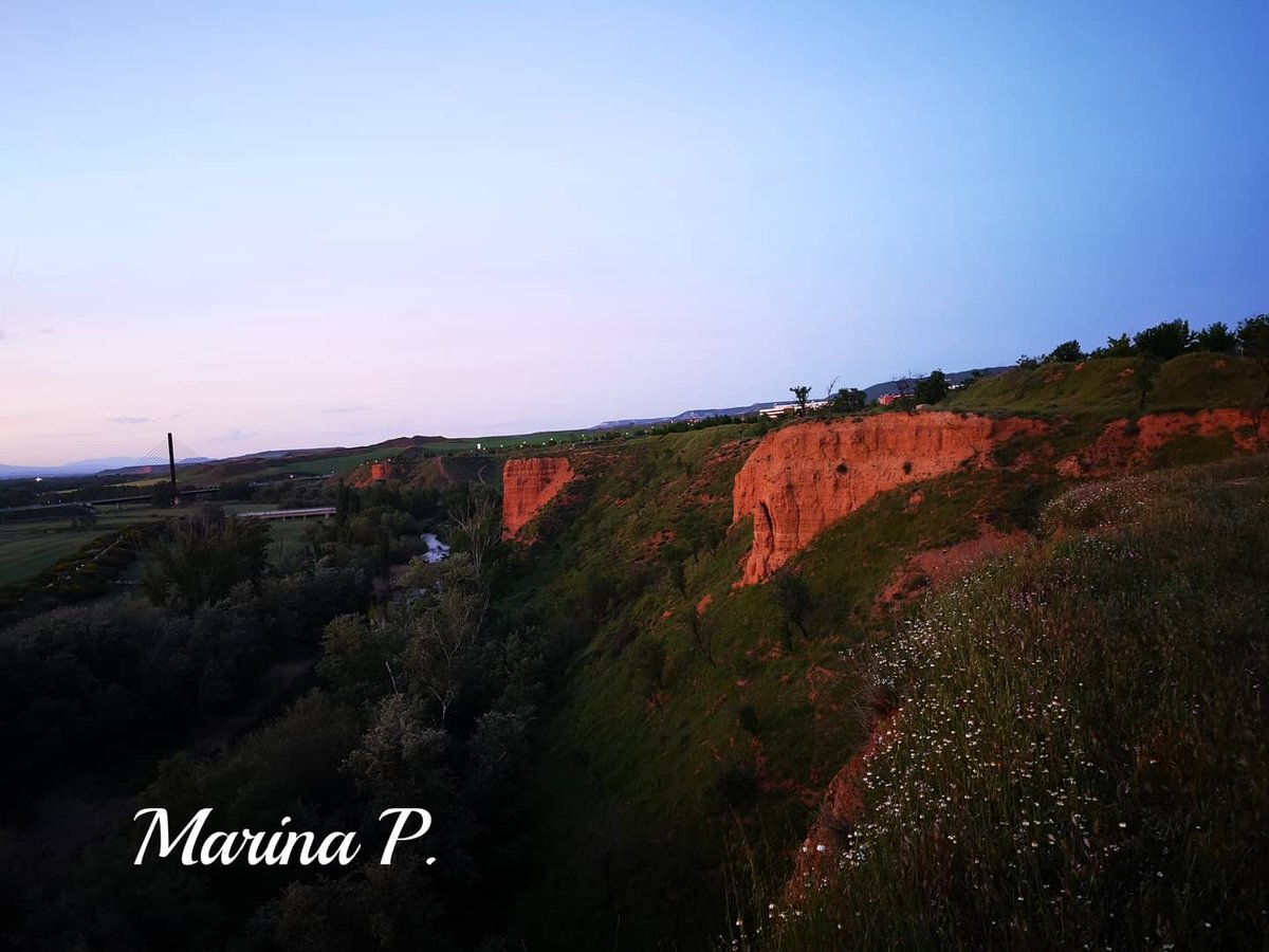 Dos fotos desde el mismo lugar. La primera es del día 10, en plena nevada en Guadalajara y la segunda, a modo de comparación, es del primer día en el que nos dejaron salir después del confinamiento de abril.  No sabría decir cuál me gusta más ❤️❤️❤️