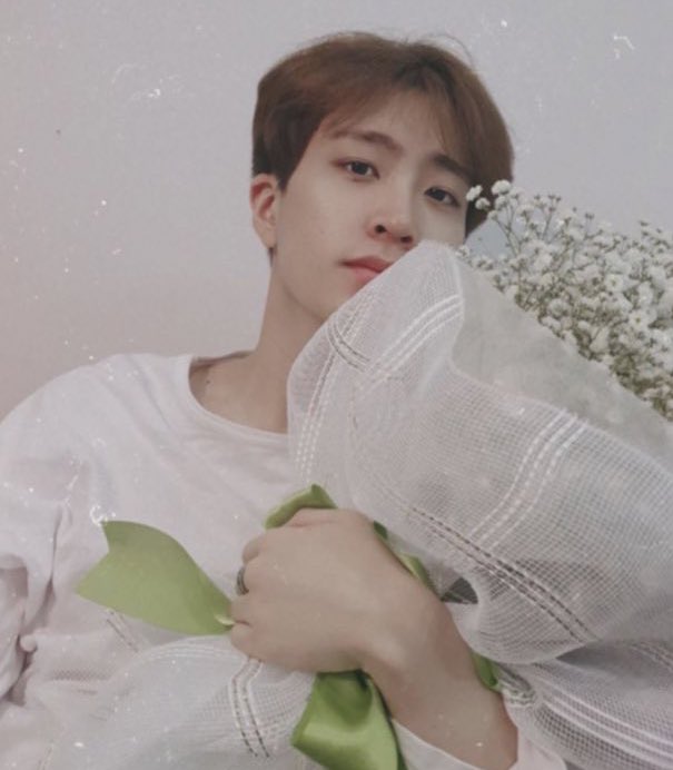tuanxcoco's tweet photo. This is the cutest and sweetest thing ever 😭😭😭😭😭❤️ Youngjae’s so loved by everyone 🥺🥺🥺🥺❤️💐💐💐

@GOTYJ_Ars_Vita https://t.co/k1rO2bDxUa