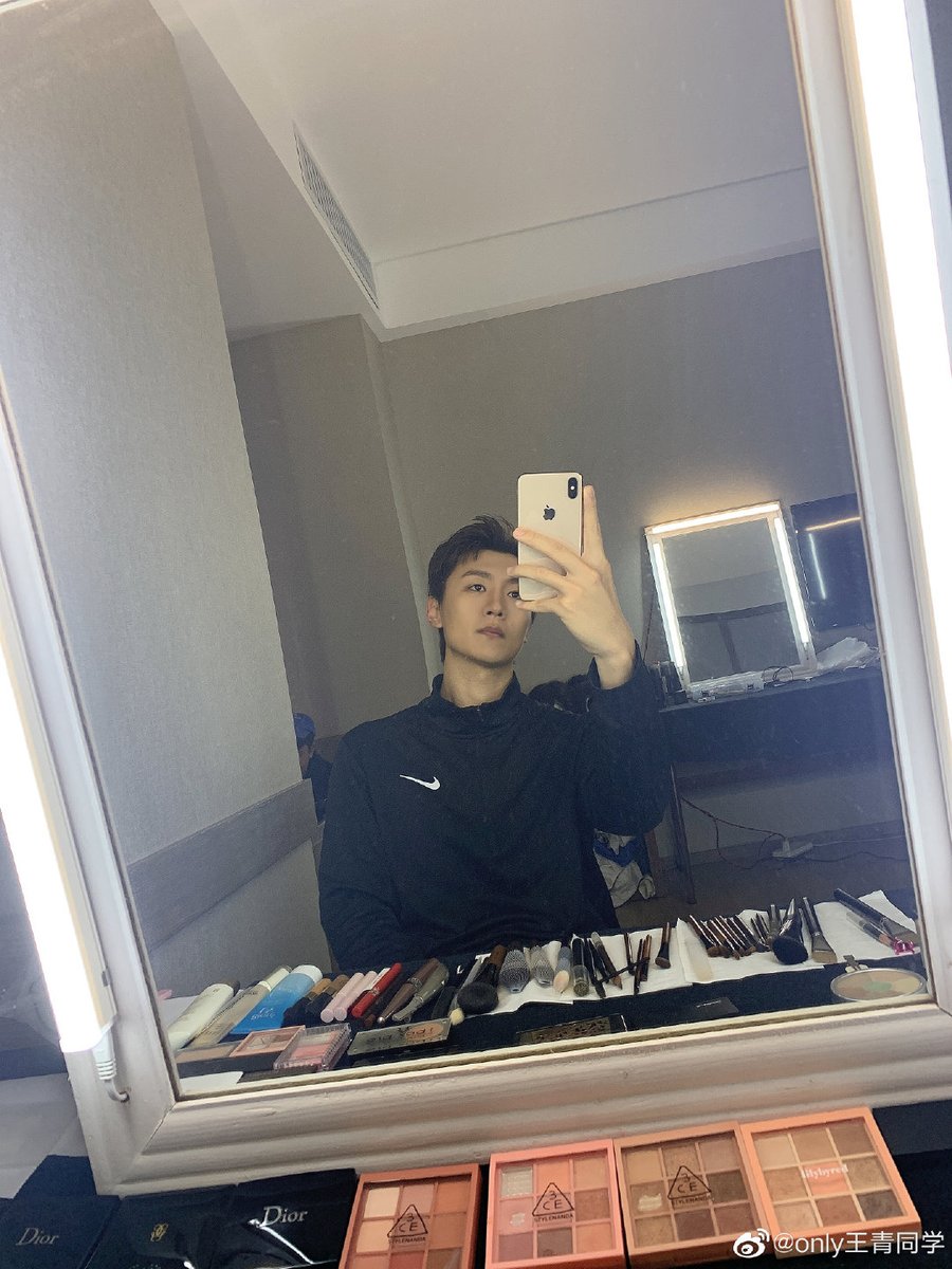 AlwaysQingYuTH's tweet photo. 210101 Wang ZiCheng (#WangQing) 
อืมมมมม
สวัสดีปีใหม่ครับทุกคน
แล้วก็
ผมมีเรื่องจะบอกครับ
ปีใหม่ได้เริ่มต้นขึ้นแล้ว ผมก็อยากมีการเริ่มต้นที่ดี อดีตที่เลวร้ายได้ผ่��นพ้นไป ไม่ว่าจะเป็นเรื่องครอบครัวหรือเรื่องการงาน ผมผ่านมันมาเยอะจริงๆ และทำให้ผมให้เจอหลายสิ่ง
หลายอย่างมากๆครับ (1) https://t.co/SppxfRX3ZM
