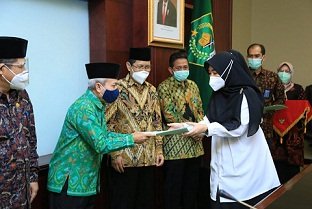 Kemenag_RI's tweet photo. 18 CPNS Setjen Kemenag telah terima SK. Mereka akan bekerja di Biro Hukum dan KLN (10), Biro Ortala (5), PKUB (2), dan Biro Umum (1).

Selamat bekerja dan berkinerja!

👇👇👇

Serahkan SK CPNS Tahun 2019, Sekjen Ingatkan Kompetensi dan Kinerja https://t.co/tfctuL4YT2 https://t.co/1gQegcIh8Y