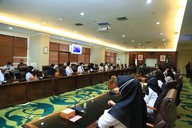 Kemenag_RI's tweet photo. 18 CPNS Setjen Kemenag telah terima SK. Mereka akan bekerja di Biro Hukum dan KLN (10), Biro Ortala (5), PKUB (2), dan Biro Umum (1).

Selamat bekerja dan berkinerja!

👇👇👇

Serahkan SK CPNS Tahun 2019, Sekjen Ingatkan Kompetensi dan Kinerja https://t.co/tfctuL4YT2 https://t.co/1gQegcIh8Y