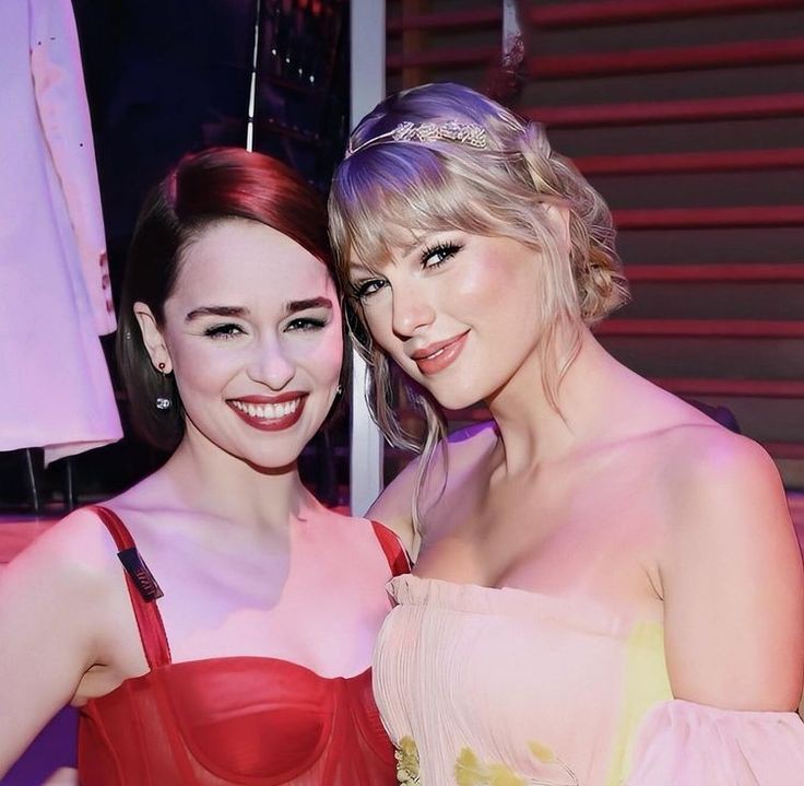 __lluvia13__'s tweet image. Remember when the mother of cats met the mother of dragons ? Literally an iconic moment in history 😌🙌