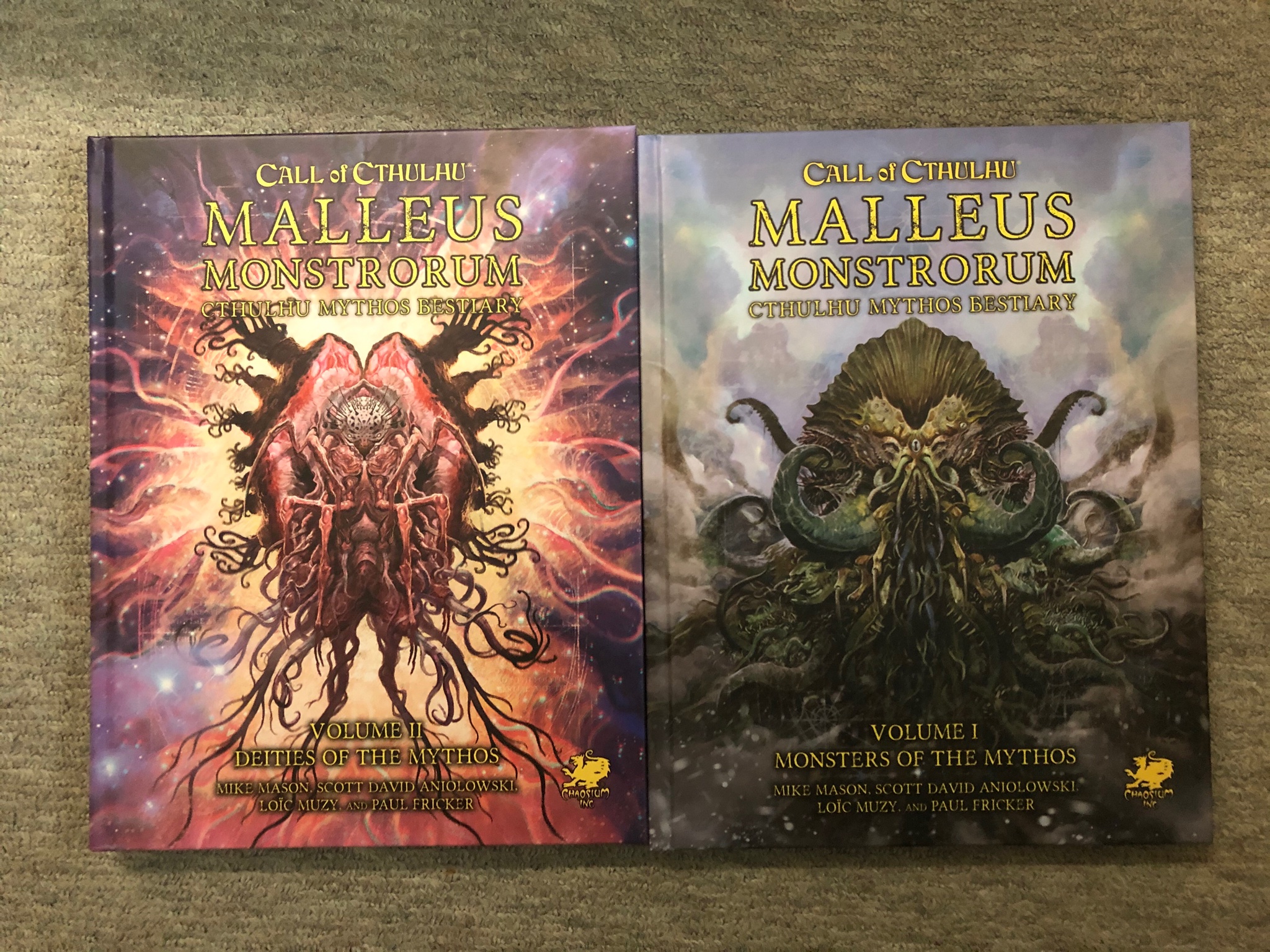 フォント 7版のマレウス モンストロルムこと Call Of Cthulhu Malleus Monstrorum 無事に届きました 神話生物と神格で二冊に分かれており 立派なスリップケース付きです T Co Efcupl6rrb Twitter