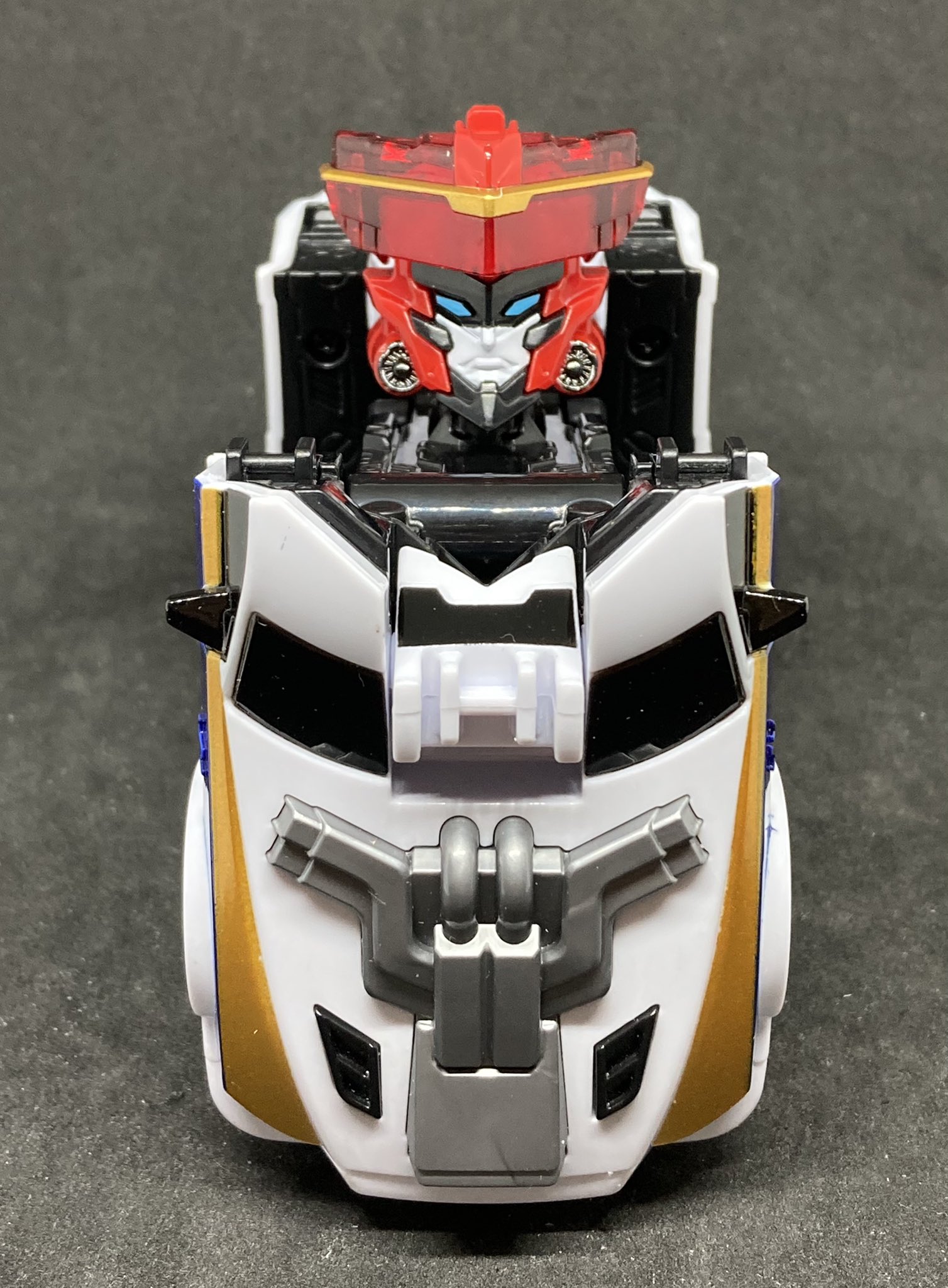 Damien 韓国のロボットアニメ トボットv まずはパトカー 救急車 消防車が合体するギガントvです パトカーは２つに折れて顔 胸 背中に バイザーは可動式です 顔はなかなかイケメン 続く T Co Cn2fkd49zs Twitter