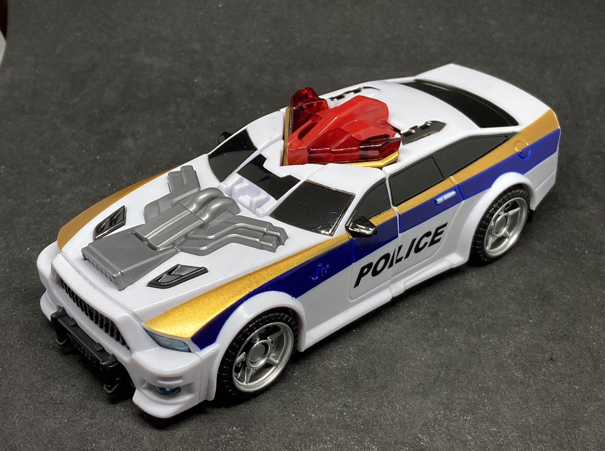 Damien 韓国のロボットアニメ トボットv まずはパトカー 救急車 消防車が合体するギガントvです パトカーは２つに折れて顔 胸 背中に バイザーは可動式です 顔はなかなかイケメン 続く T Co Cn2fkd49zs Twitter
