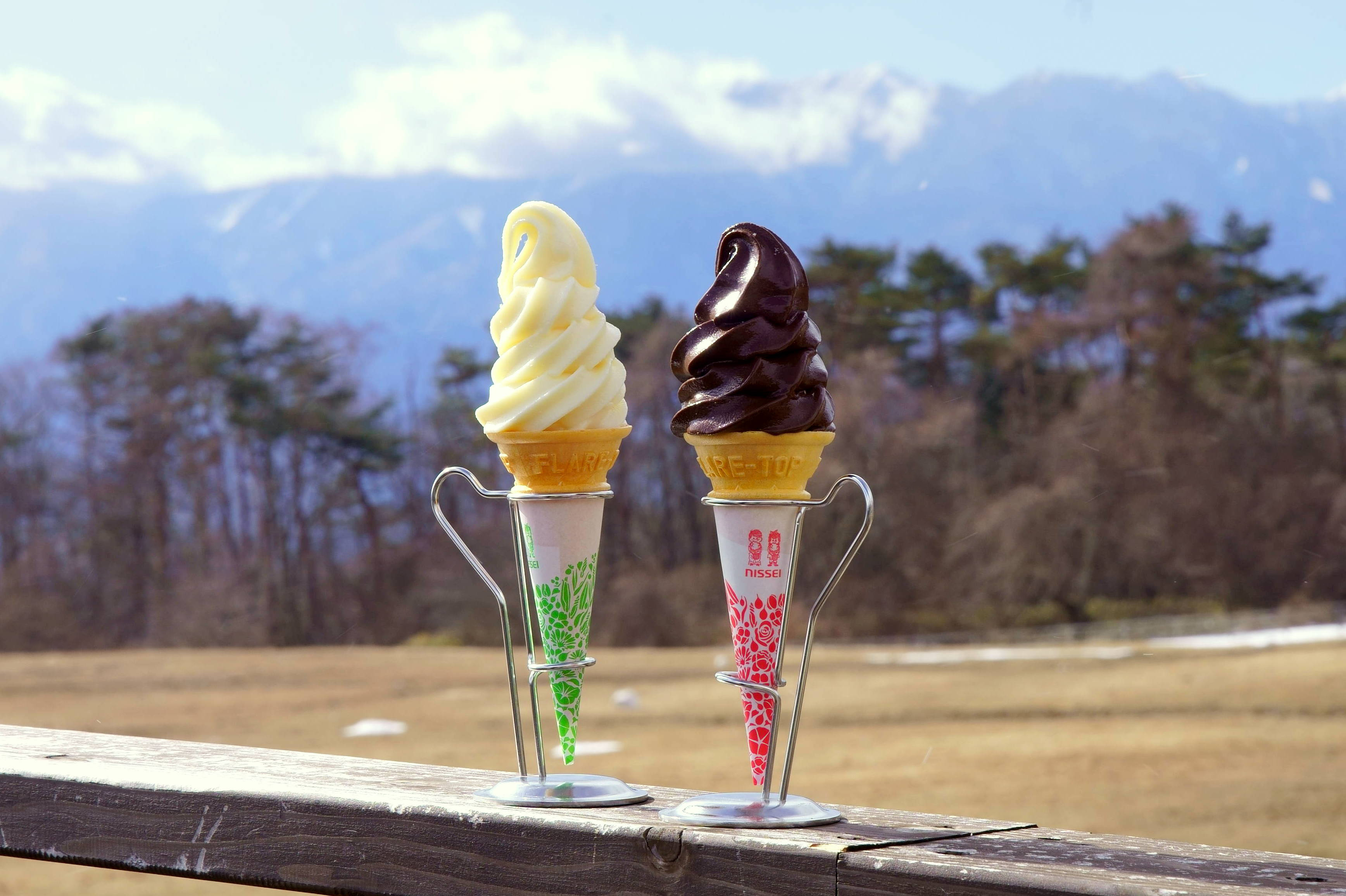 清泉寮 お知らせ 毎年大好評の 清泉寮チョコソフト 今年も期間限定で販売します 今年は2 1 月 2 14 日 です 通常のミルク味のソフトと食べ比べたりをしたり 足湯に浸かり山々を眺めながら食べるのもおすすめです 清泉寮 清里 八ヶ岳 北杜市