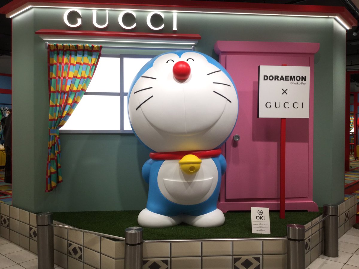 Tomo M 新宿伊勢丹 Guccipin の Doraemonxgucci 運良く並ばずにコラボ商品を 見る事w ができました スペース内の人数制限をしています 昨年50周年迎えた ドラえもん と今年創設100周年の グッチ とのコラボ 抹茶色の専用ショッパーも素敵