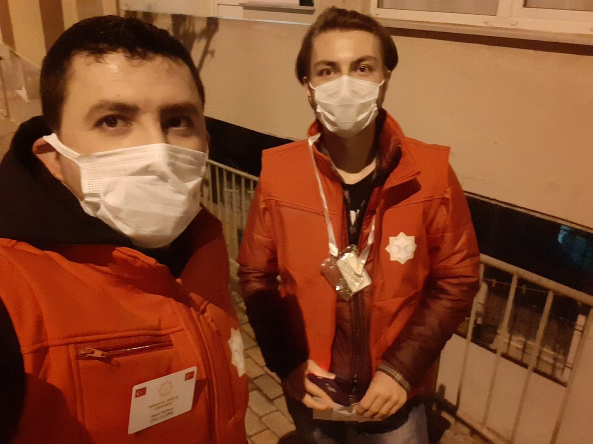 infaktabirlik's tweet photo. Derneğimizin Teşkilatlanmadan sorumlu Başkan Yardımcısı Cihan Bey dün akşam Esenler İnfak gönüllülerimiz ile birlikte ailelerimizi ziyaret ettiler. Esenler İlçe Başkanımız Gülşah Hanım ve ekibi ile birlikte çalışmalarına kış boyunca devam edecekler. https://t.co/ba90maXTzR