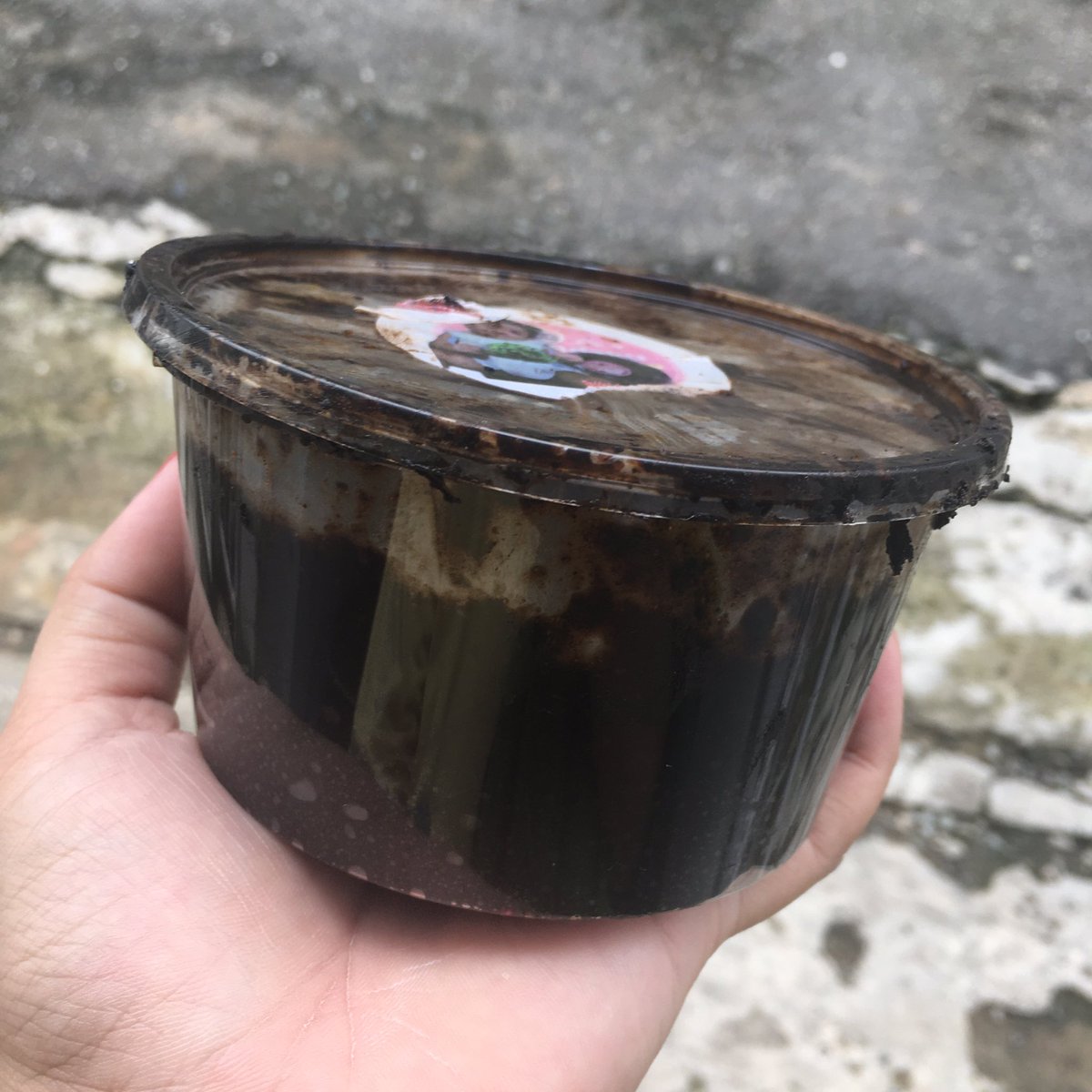 Produk pertama yg aku pake itu lulur tradisional namanya bedda lotong. Nah aku pakai ini bisa ngehilangin bau badanku krna ya namanya juga banyak aktifitas jadi ya psti bau kecut keringat tuh mantap beut. Jadi aku pakai ini supaya bau badanku hilang