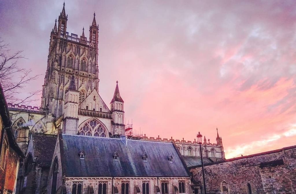 And another shot of #gloucestercathedral basking in that gorgeous sunset last night ... 
#igersglos #lovegloucestershire #cathedralgram #discoverglos #bestukpics #visitengland #yourbritain #capturingbritain #cathedralsofinstagram instagr.am/p/CKVtGJ_JVpP/