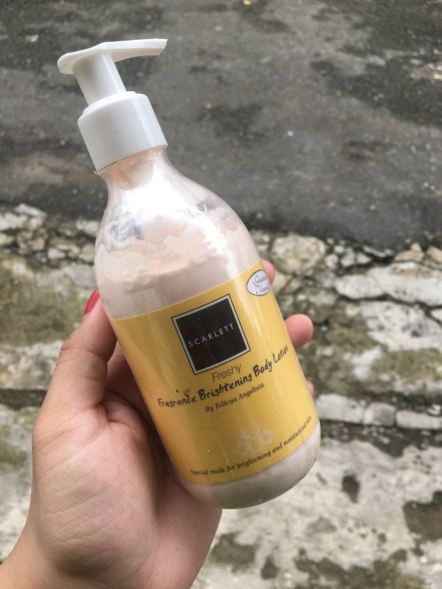 untuk terakhir aku pakai body lotion by scarlett ,ini aku beli freshy yang varian baru dari scarlett, teksturnya mudah banget ngeresap di kulit ,ga lengket,wanginya tahan lama jd ga perlu pake parfum lagi kalo jalan & ini wangi kek Jo Malone English Pear & Freesia eu de cologne