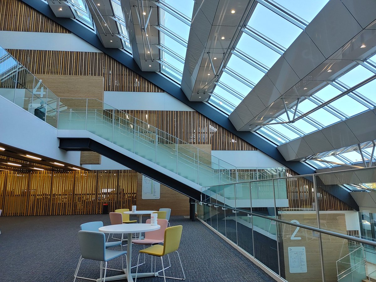 つーさんの休暇 市川市役所第１庁舎 山下設計 こちらは京成線に面した緑化ルーバーが壮観なひな壇型庁舎 １月に移転したばかりで全てが真新しく 透明性の高い市役所です 川口市役所と同様 設計は山下設計さん O