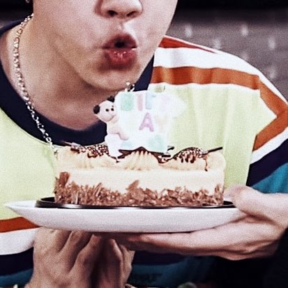 offgundetails's tweet photo. 😙🎂 https://t.co/6yC9BlStye