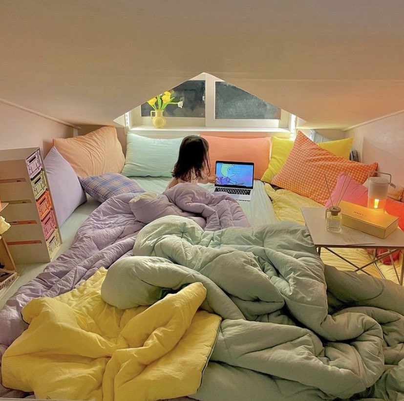 ห้องใต้หลังคาในฝัน เห็นแล้วอยากทิ้งตัวลงนอนมาก งื้อออออ *･🛋ᯓ 🧼🪞