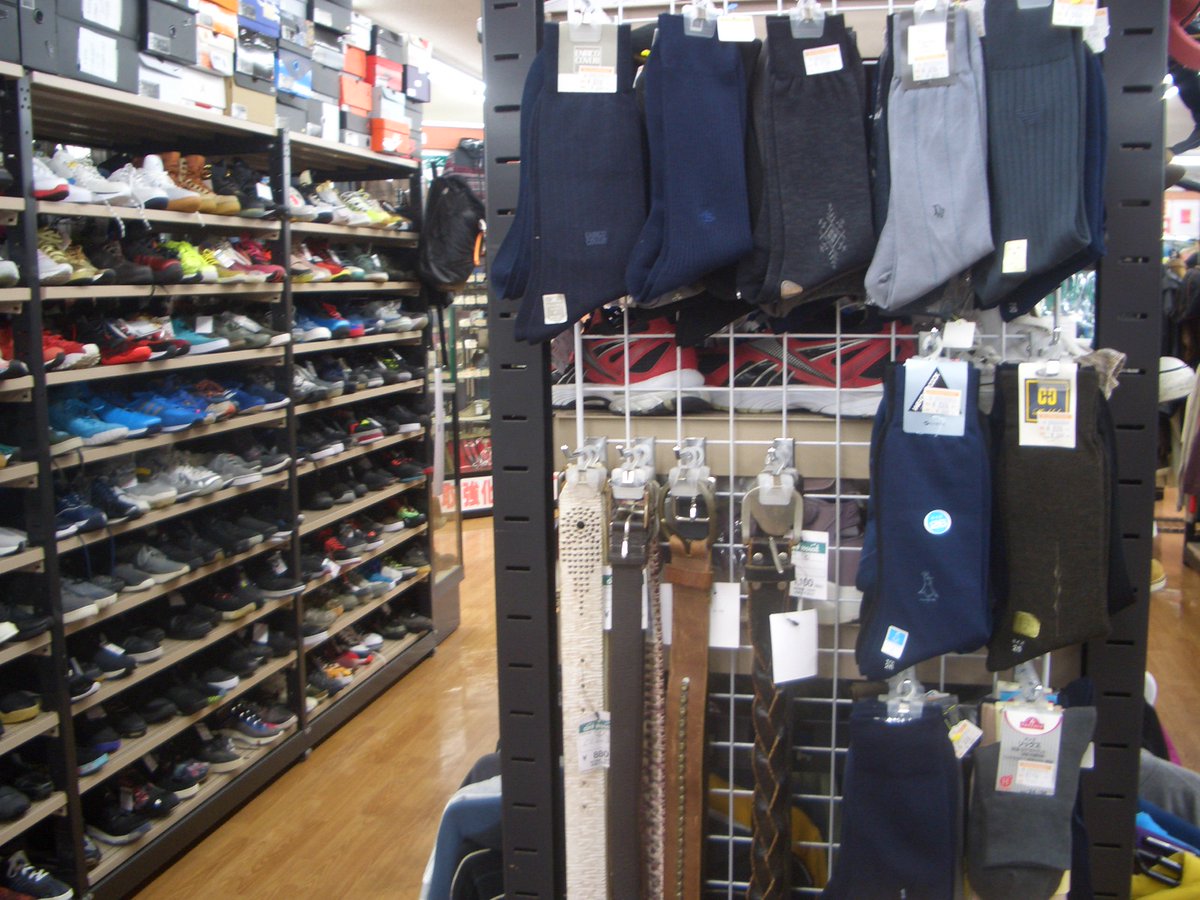 オフハウス三田店 En Twitter メンズの靴下やベルトもあります とツイートしようと写真を添付してみたら 思ったより後ろのメンズ靴の存在が大きかったです そうです メンズ靴もたくさんあります 週末も雨の予報ですので 店舗にお立ち寄りの際はお足もとに