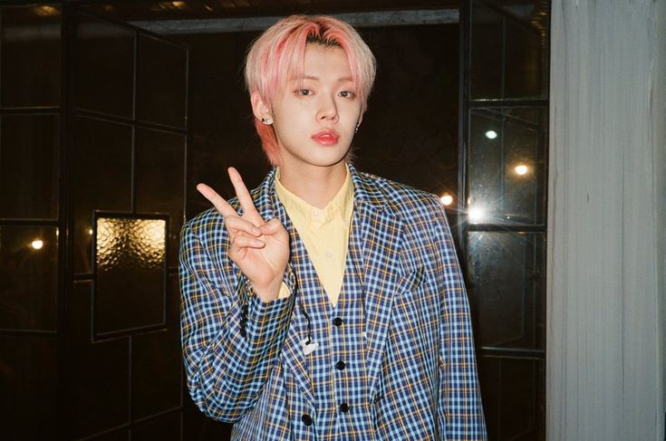 ⠀⠀⠀⠀            ،، ִֶָ 𖢆  winterballRBxx 𖨥 ꞈ❜

—publica en instagram un par de fotos regresando del baile de invierno . —