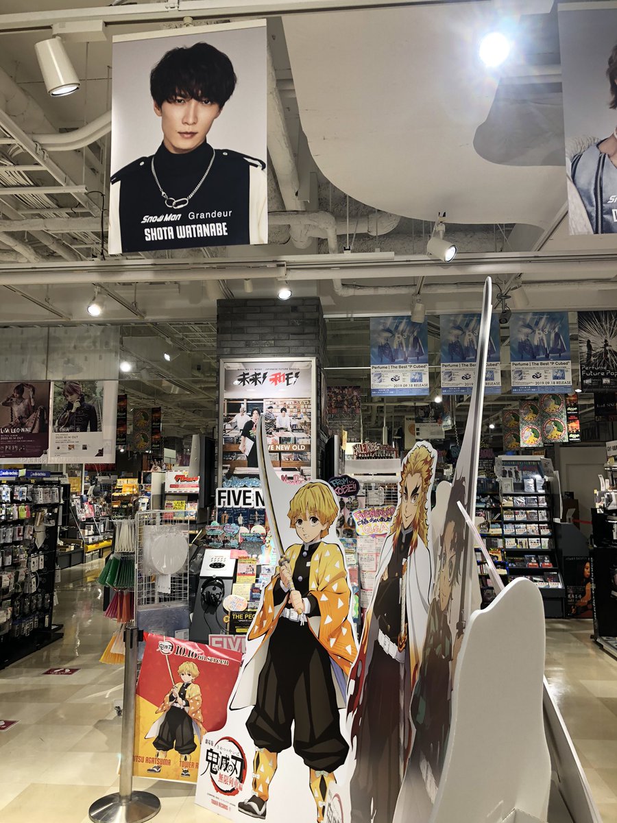 Blue_Snow_1105's tweet photo. それから、しょっぴーのソロポスターの下に善逸さんがいたのは意図してされたことなのかしら…。（笑）

#TOWER_Kobe 
#タワレコ神戸店
#Grandeur https://t.co/xQ3aVbQvqv