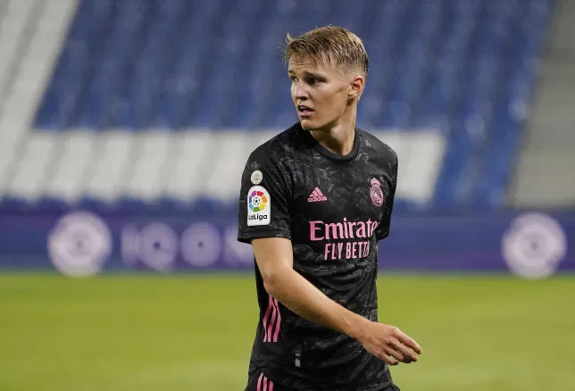He excels at passing and has a very good range on him. Another strength of Ødegaard’s is his fantastic technique and dribbling skills, similar to Houssem Aouar. He’s usually the first man to win back possession in the final third, but isn’t the first to drop deeper when needed.
