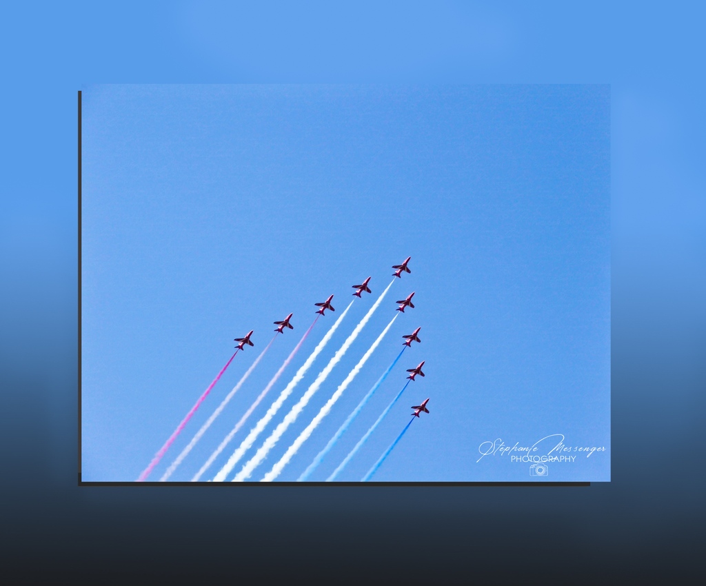 Which smoke trail colour is your favourite? 🛫⁠ ⁠ #staysafe and #stayhome.
⁠
🗺️The Red Arrows aka Royal Air Force Aerobatic Team display @ Duxford ⁠#takemeback
⁠
 ©️ @photographybystephm⁠

#duxfordairshow #flyinglegends #redarrows #unitedkingdom <a href="/AirshowStuff/">AirshowStuff</a>