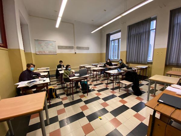 Tommaso ha 18 anni, frequenta il Liceo Classico Parini di Milano e qualche giorno fa ha partecipato all’occupazione simbolica del cortile del Liceo. T. e i suoi compagni chiedono di tornare a #scuola dopo 10 mesi di chiusura  Queste le sue riflessioni bit.ly/398HFvi