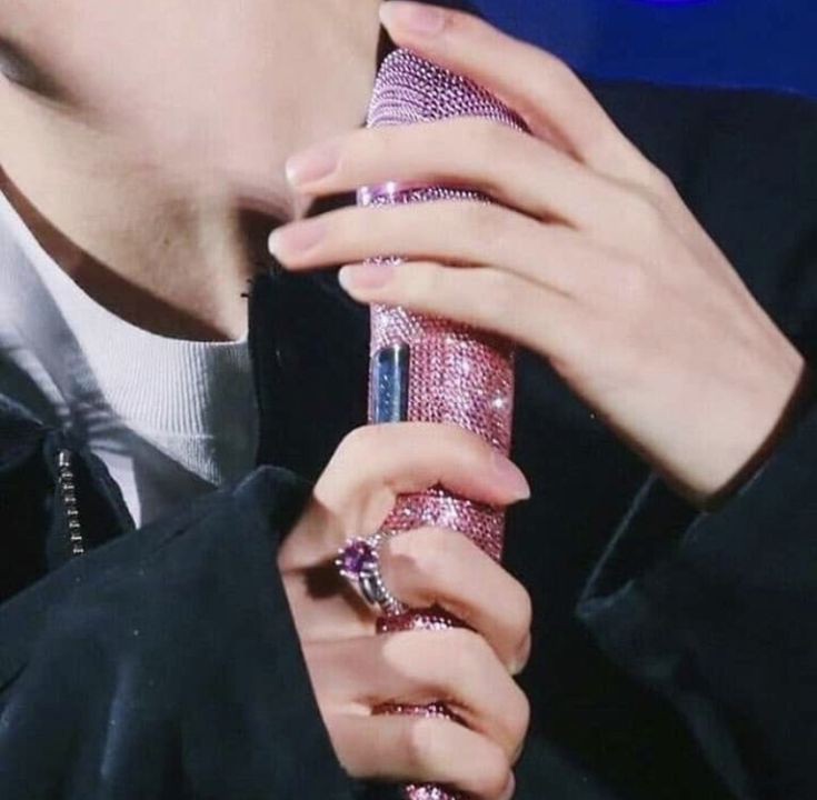 Jin's hands are so beautiful