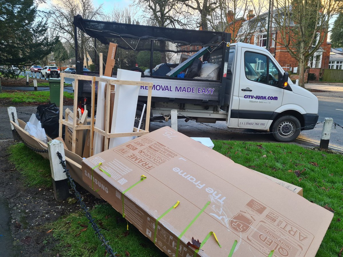 cityjunkltd's tweet photo. Contactless waste removal, Prices from £39.50 👍 Book and pay for your collection on our website https://t.co/x8I3VkSpWp ♻️ 😷 #recycle #becausewecare https://t.co/Ka8DHqTXzu