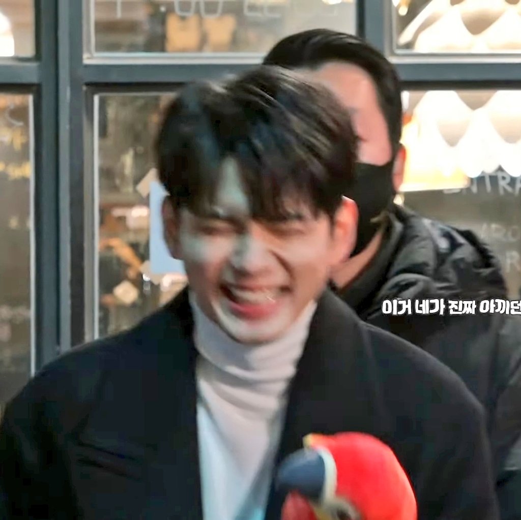 앵무새 발바닥에 대고 쫑알거리고선 앵무새가 따라하니까 행복해함ㅋㅋㅋㅋㅋㅋㅋㅋㅋㅋㅋ