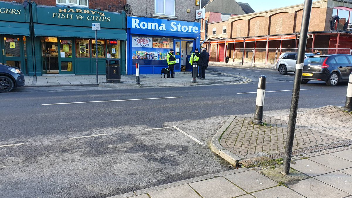 Humberbeat_NL's tweet photo. #Scunthorpe The Police are around today with the drugs dog and some South Yorkshire colleagues. We are on Frodingham road and surrounding area. We want to make our town a better place to live #yousaidwedid #saynotodrugs #jointpartnershipworking #Teamwork #PCSMiller https://t.co/3wtB3sEJHv