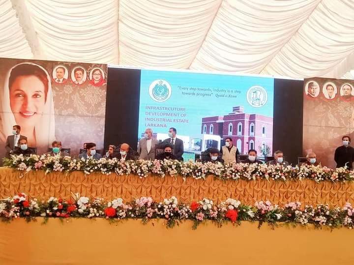 MediaCellfans's tweet photo. لاڑکانہ۔۔ 
20 ہزار سے زائد شہریوں کو روزگار کی فراہمی کے 500 ایکڑ پر مشتمل 94 انڈسٹریل یونٹس کے منصوبے 'لاڑکانہ انڈسٹریل اسٹیٹ' کی افتتاحی تقریب
چيئرمين پیپلز پارٹی بلاول بھٹو زرداری نے افتتاح کردیا https://t.co/U3H3gqVwrb