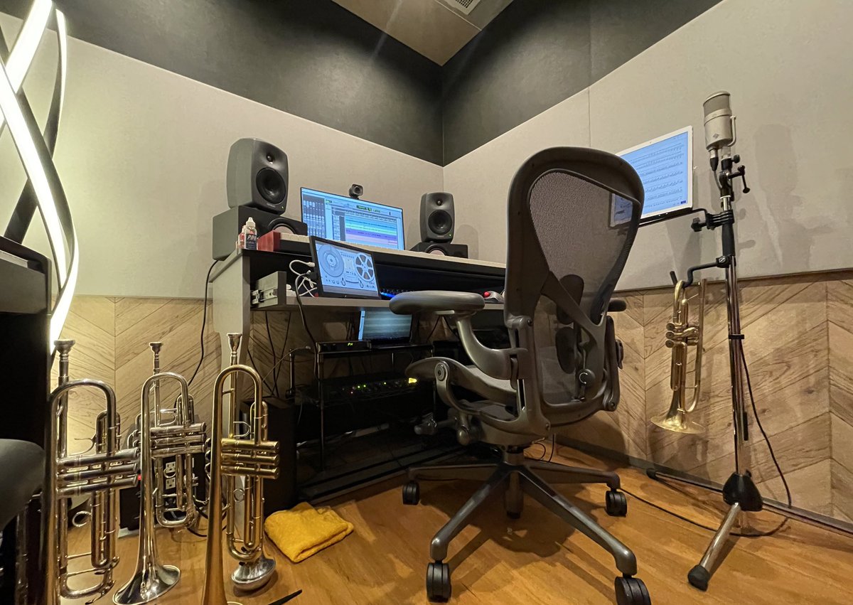 Re Coda 自宅がスタジオのメリットの一つに 楽器を好きなだけ用意できる という利点があって 作家さんやアレンジャー陣と遠隔でやりとりしながら適切な楽器を選べるのは良さみが深い スタジオ テレワークここに極まった感ある いまどき