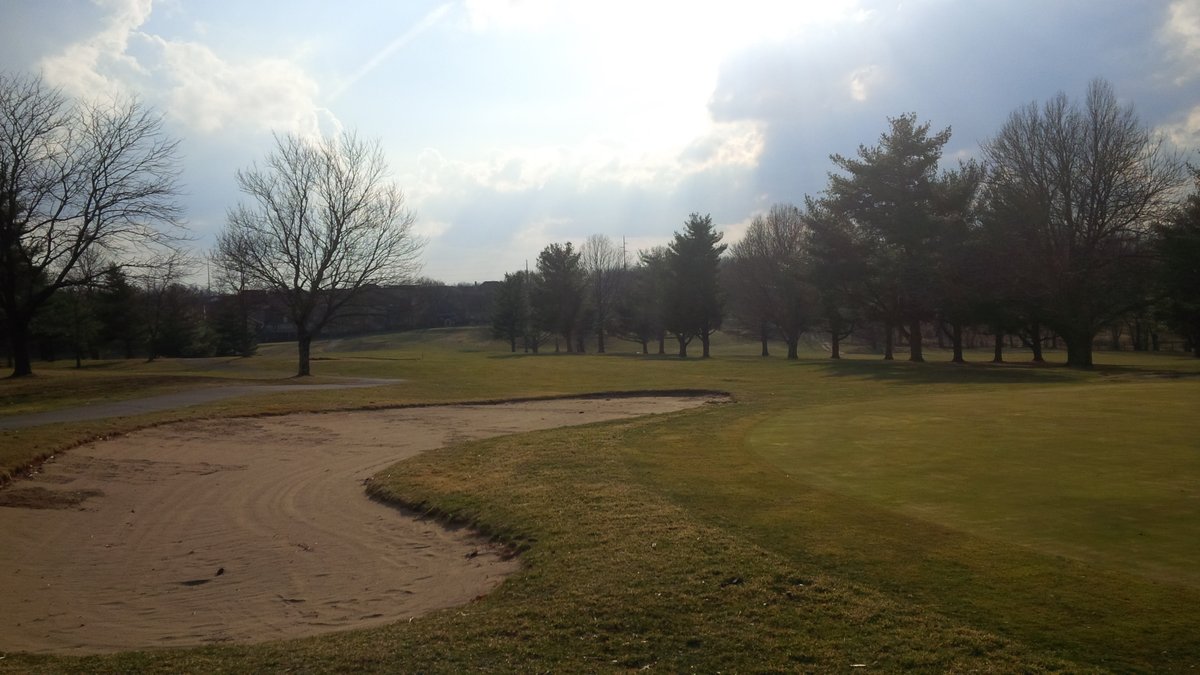 Lakeside GC in Lexington, pressed beside the reservoir of Jacobson Park, oozes that 60's & 70's design and mechanical construction. It has NEVER suited my eye, and on a windy day, I find it as tough as anywhere. Gigantic, hard to read greens.6/