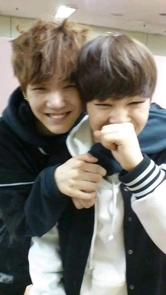 coversuga's tweet image. quando o yoongi postou essa foto no aniversário do jimin com a legenda "por que nossos olhos desaparecem quando sorrimos?” :(