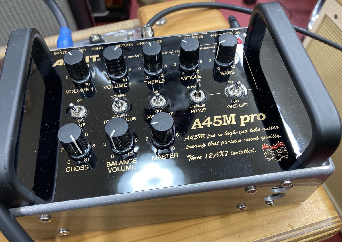 junsatsuma's tweet photo. ALBIT社製のプリアンプを試奏させていただきました。社長のアンプに対する熱い想いを聞きながら、ポロポロ試奏♪古き良き真空管のムードがありつつ、現代のニーズにも対応した機能性も兼ね備え、いつまでも弾いていたくなる!そんな素敵なアンプでした♪
#A1FDpro #A45Mpro #ギタープリアンプ #ALBIT https://t.co/JELy4ESpJM