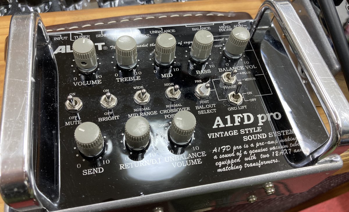 junsatsuma's tweet photo. ALBIT社製のプリアンプを試奏させていただきました。社長のアンプに対する熱い想いを聞きながら、ポロポロ試奏♪古き良き真空管のムードがありつつ、現代のニーズにも対応した機能性も兼ね備え、いつまでも弾いていたくなる!そんな素敵なアンプでした♪
#A1FDpro #A45Mpro #ギタープリアンプ #ALBIT https://t.co/JELy4ESpJM