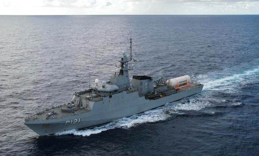 NavyLookout's tweet photo. 🇧🇷 Brazilian OPV Apa transporting tank with 90,000 m³ of liquid oxygen to assist with response to #COVID19 in north of the country.

Via @marmilbr @RWJThomas https://t.co/j0GBPJDNc4