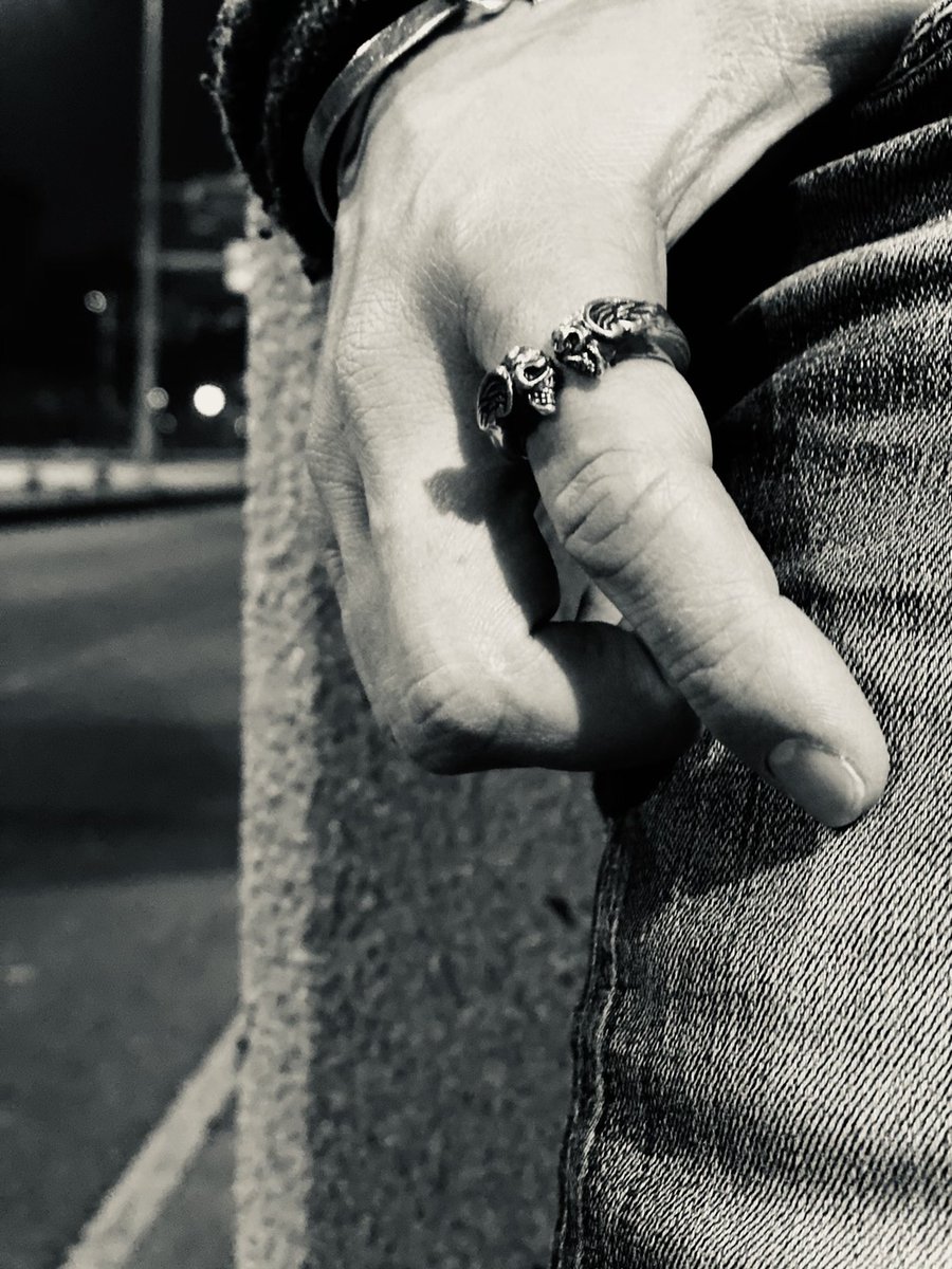 yusuke1347's tweet photo. 以前制作したものを
人差し指に入るようLサイズで制作しました。
内側にもフェザーがデザインされており、どの角度から見ても映えるよう拘りました。
Lサイズはフェザーが正面から全てくっきり見えて、ちょうどいいボリュームなので、人差し指にはもってこいです👌
.
.
.
#bulletmark #skullring https://t.co/ImUMGCbXBX
