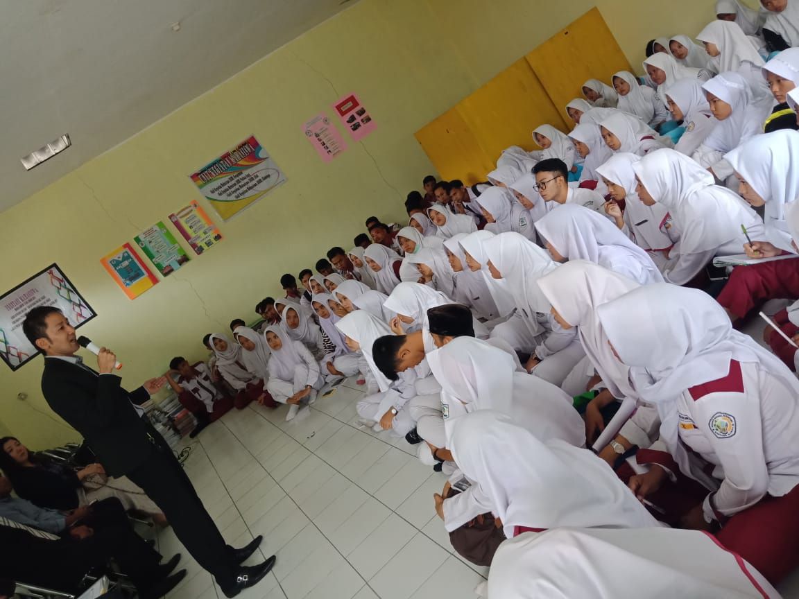 JapanAiten's tweet photo. Kalau kaigo nya emang agak susah.
tp jelas ada banyak permintaan nya jg.
jadi tergantung keputusan dan kesadaran minasan saja.
kalau minasan mau ambil kaigo,
sangat ada arti sebagai kemanusiaan.
Tetap ganbatte💪✨✨
本当に辛い坂道を乗り越えた先にはきっと素晴らしい景色が待ってる。 https://t.co/nZSnxSzmbM