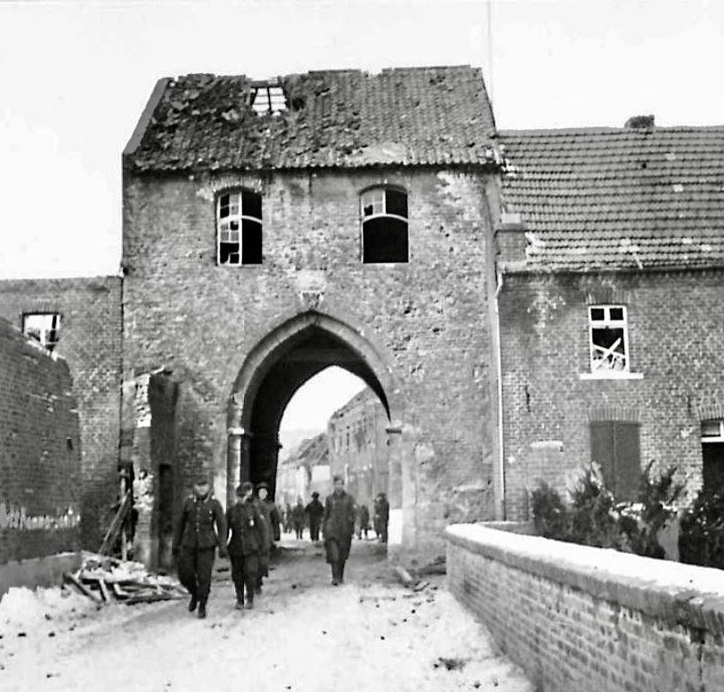 4th and 5th KOSB cleared the town and on the 22nd it was clear of Germans. A number of Tigers were trapped in town but the stone gates. White sketched these gates as well as being photographed by the APFU  @WeHaveWaysPod