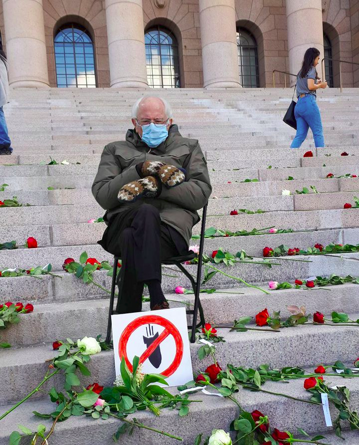 LauraLodenius's tweet photo. #BernieSits
Juhlat vaan paranee! Bernie odottaa että USA ja Suomi allekirjoittaisi ydinasekiellon 22.1 2021 , päivänä jolloin YK:n kieltosopimus astui voimaan. https://t.co/10Q7xhZVLS